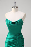 Robe de bal longue sans bretelles en satin froncé vert sirène avec fente