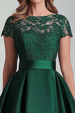 Dentelle de satin vert Une ligne haute basse Mère de la mariée Robe à manches courtes