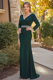 Élégante robe de mère de mariée à manches longues vert foncé avec perles