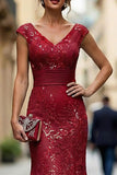 Robe de la mère de la mariée brodée en sirène rouge rouge foncé à col en V avec sequins