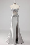 Robe de soirée longue sirène en satin perlé gris avec fente