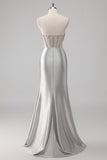 Robe de soirée longue sirène en satin perlé gris avec fente