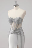 Robe de soirée longue sirène en satin perlé gris avec fente