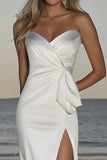 Robe de mariée en satin froncé gaine ivoire Sweetheart avec fente