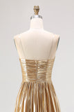 Robe de soirée longue plissée en satin doré chic avec décolleté en V profond et coupe trapèze