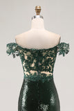 Robe de soirée longue vert foncé à épaules dénudées et broderie à sequins