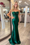 Robe de bal sans bretelles en satin sirène vert foncé