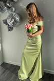 Robe Tapis Rouge Vert Satin Métallisé Épaules Dénudées
