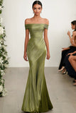 Robe Tapis Rouge Vert Satin Métallisé Épaules Dénudées