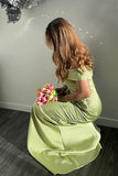 Robe Tapis Rouge Vert Satin Métallisé Épaules Dénudées