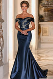 Robe longue mère de la mariée en satin bleu marine à épaules dénudées avec broderie