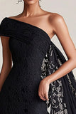 Robe noire de mère de la mariée à une épaule avec cape en dentelle