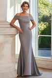 Robe de mère de la mariée en satin gris brodé épaules dénudées