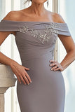 Robe de mère de la mariée en satin gris brodé épaules dénudées