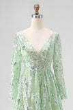 Robe de bal en tulle vert sauge à manches longues et décolleté en V avec appliques