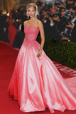 Robe de gala droite en satin perlé rose