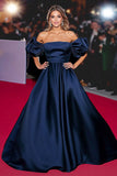 Robe de gala bleu marine à épaules dénudées avec manches bouffantes