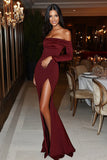 Robe de Gala fourreau épaules dénudées en satin bordeaux avec fente