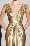 Robe de gala froncée fourreau à col en V profond doré avec manches capuchon