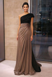 Robe de gala à une épaule froncée fourreau en crêpe marron