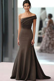 Robe de gala froncée fourreau en crêpe café à une épaule