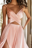 Une ligne robe de bal rose plissée à col en V avec fente
