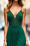 Robe de demoiselle d’honneur dos nu fendue en mousseline de soie vert foncé froncée avec appliques
