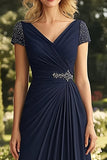 Robe de mère de la mariée en mousseline de soie perlée à col en V bleu marine avec manches à capuchon