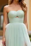 Robe de bal longue sans bretelles en tulle vert clair avec fente
