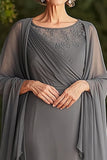 Gris fourreau Scoop Tea Length Mère de la mariée robe avec veste en mousseline de soie