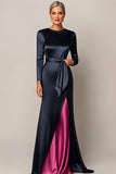 Elégante robe moulante de mère de mariée en satin bleu marine avec drapé