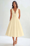 Robe mi-longue trapèze blanche en satin mat sans manches