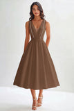 Robe mi-longue trapèze blanche en satin mat sans manches