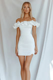 Moulante blanche à épaules dénudées à volants Mini robe de graduation