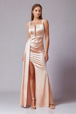 Élégante gaine de satin fard à joues plissée longue robe d’invité de mariage avec fente latérale