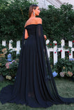 Élégante robe de bal noire à épaules dénudées avec manches cape fluides