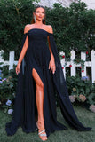 Élégante robe de bal noire à épaules dénudées avec manches cape fluides