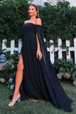 Élégante robe de bal noire à épaules dénudées avec manches cape fluides