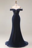 Robe longue de bal de promo scintillante bleu marine dénudée à l’épaule sirène, ornée de perles