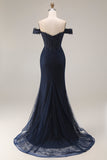Robe longue de bal de promo scintillante bleu marine dénudée à l’épaule sirène, ornée de perles