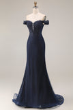 Robe longue de bal de promo scintillante bleu marine dénudée à l’épaule sirène, ornée de perles