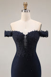 Robe longue de bal de promo scintillante bleu marine dénudée à l’épaule sirène, ornée de perles