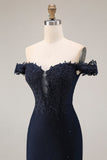 Robe longue de bal de promo scintillante bleu marine dénudée à l’épaule sirène, ornée de perles