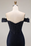 Robe longue de bal de promo scintillante bleu marine dénudée à l’épaule sirène, ornée de perles