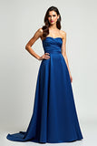 Robe formelle sans bretelles en satin froncé bleu marine