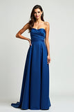 Robe formelle sans bretelles en satin froncé bleu marine