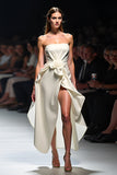 Robe de gala froncée sans bretelles blanche avec fleur 3D