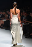 Robe de gala froncée sans bretelles blanche avec fleur 3D