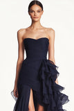 Robe de bal plissée en cœur fendue bleu marine avec ceinture à volants