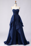 Robe de bal de bal bleu marine sans bretelles à volants A Line, plissée et fente